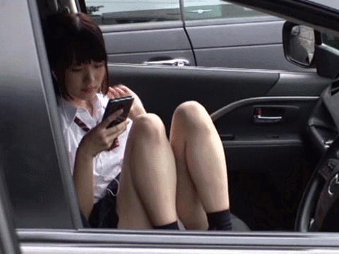【エロGIF】車の助手席で誰かを待っている女子高生はパンチラしまくり…股の緩い女の子は簡単に釣れる中出しセックス