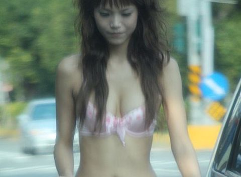 フェミニストぶちギレ！？若い女性たちがほとんど裸で売り子…乳首やマンコも見える台湾のビンロウ売りエロ画像